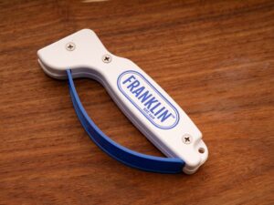 Sharpen your knives effortlessly with this hand-held sharpener by Africa Spice. Compact, durable, and safe – perfect for home or professional use.